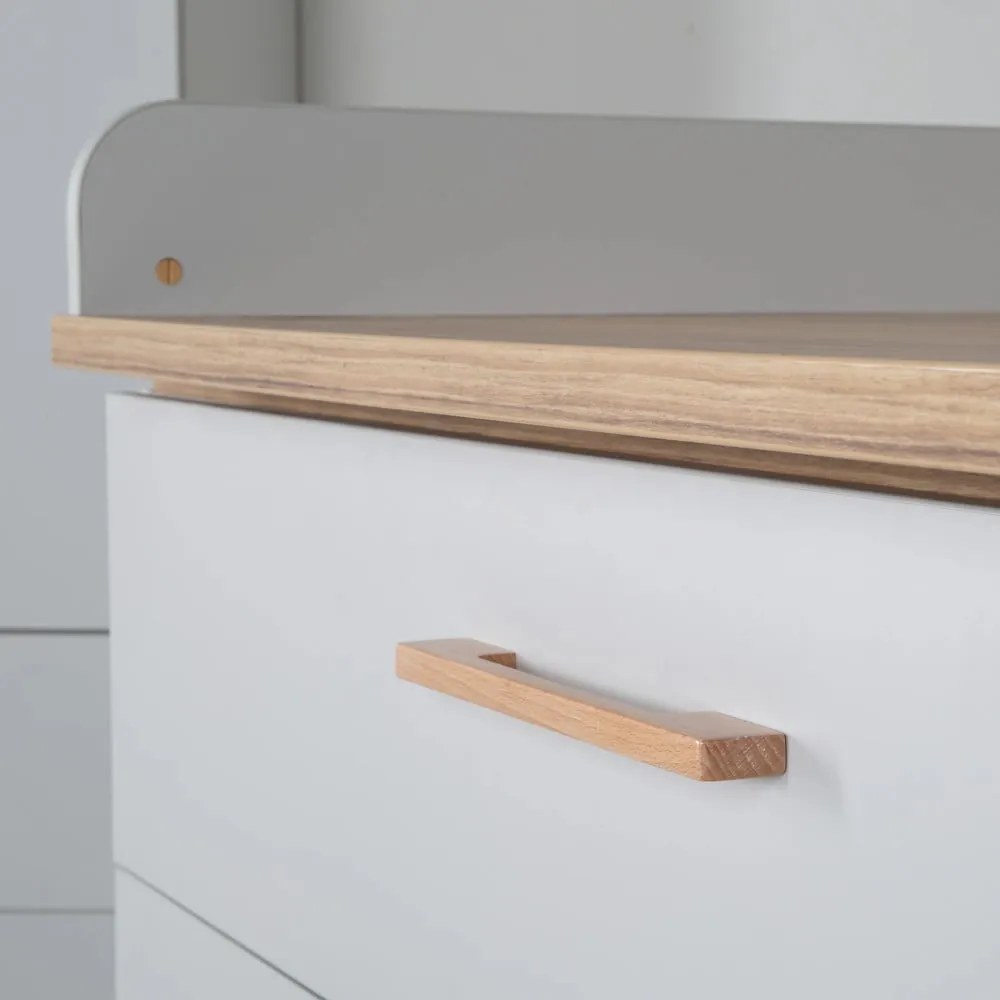 Világosszürke alacsony gyerek komód pelenkázó feltéttel tölgyfa dekorral 117x104 cm Caro – Roba