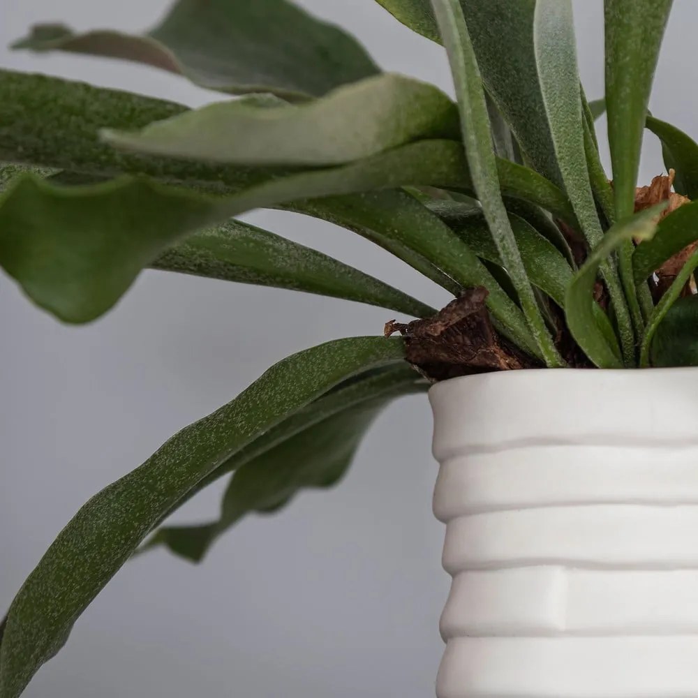 Fehér kézzel készített porcelán váza Ribbon – Mette Ditmer Denmark