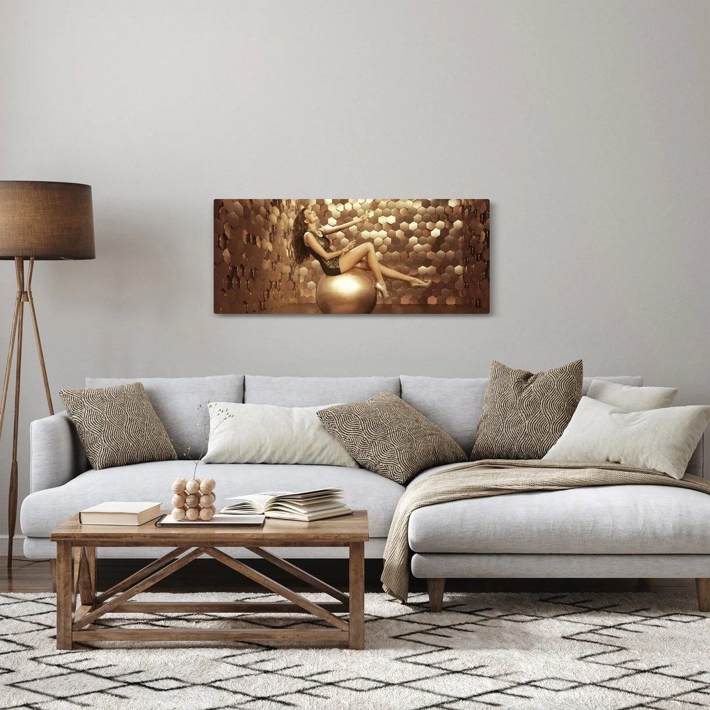 Egy nő képe egy arany szobában (120x50 cm)
