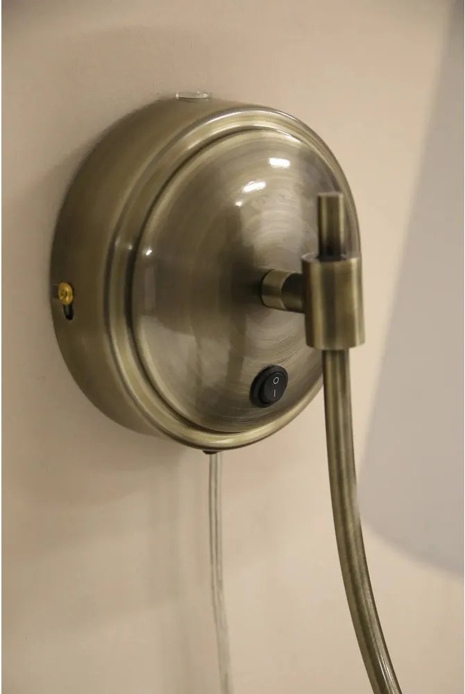 Fehér-sárgaréz színű konnektorhoz csatlakoztatható fali lámpa Amar – Markslöjd