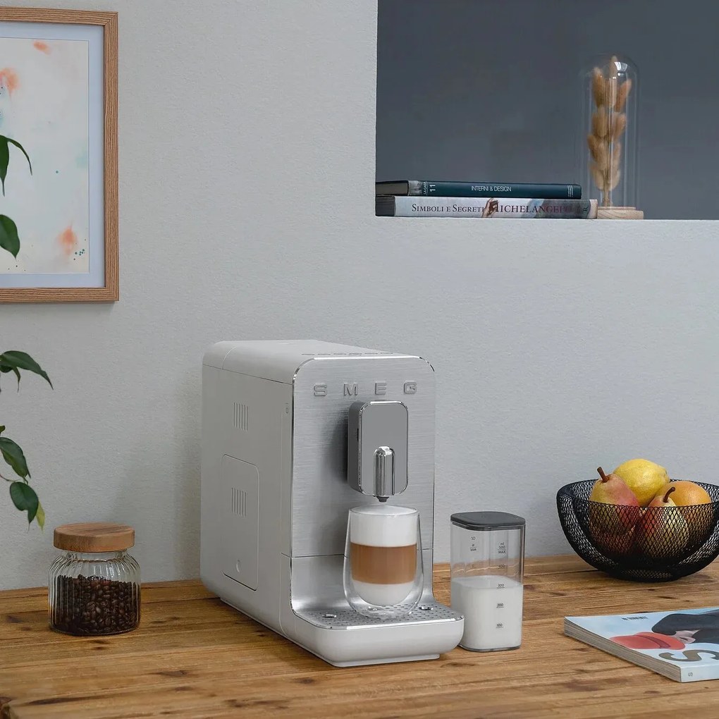 SMEG Automatický kávovar BCC13 na cappucino 19 barů s dávkovačem mléka, 1,4l, bílá - Smeg