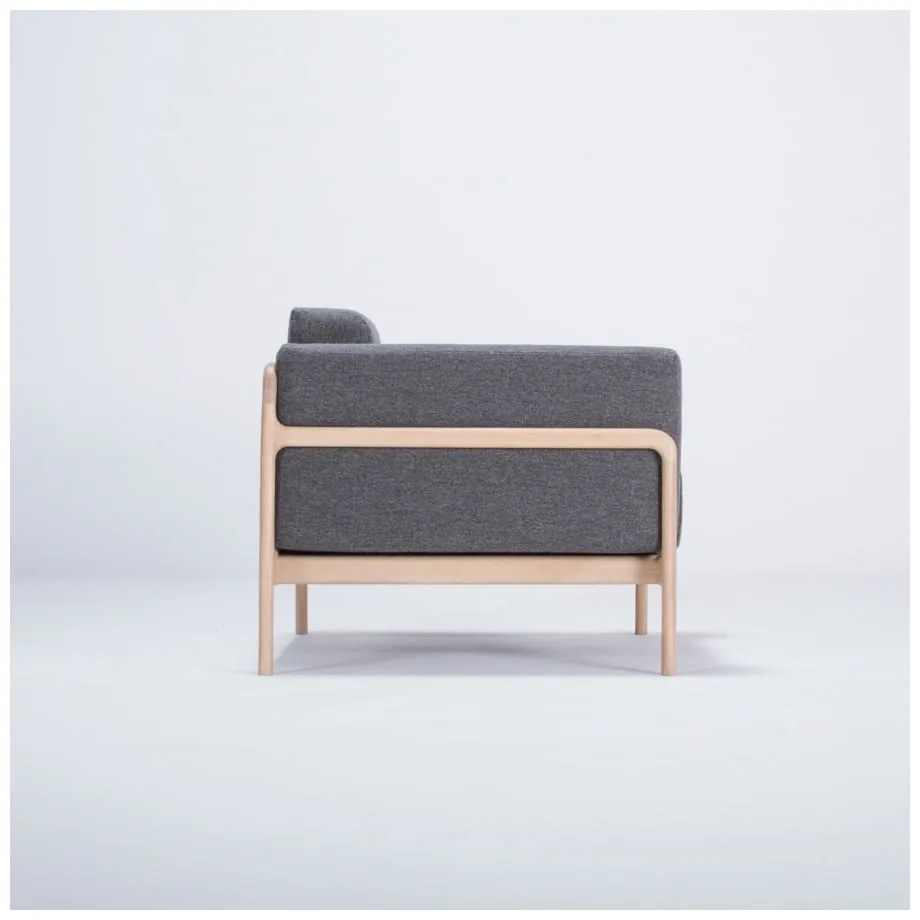 Fawn tölgyfa fotel sötétszürke szövet ülőrésszel - Gazzda