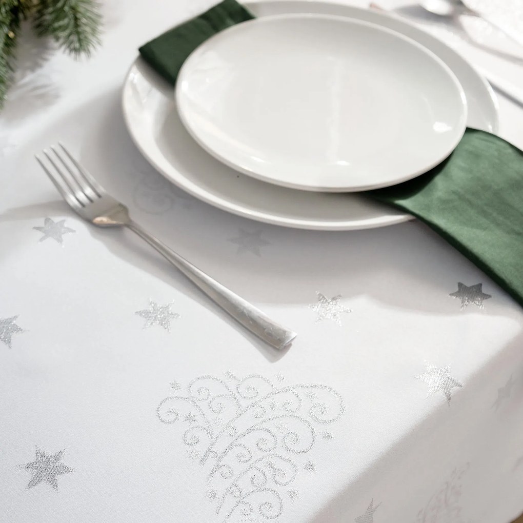 Goldea karácsonyi teflonos terítő - ezüstszínű karácsonyfák és csillagok 100 x 100 cm
