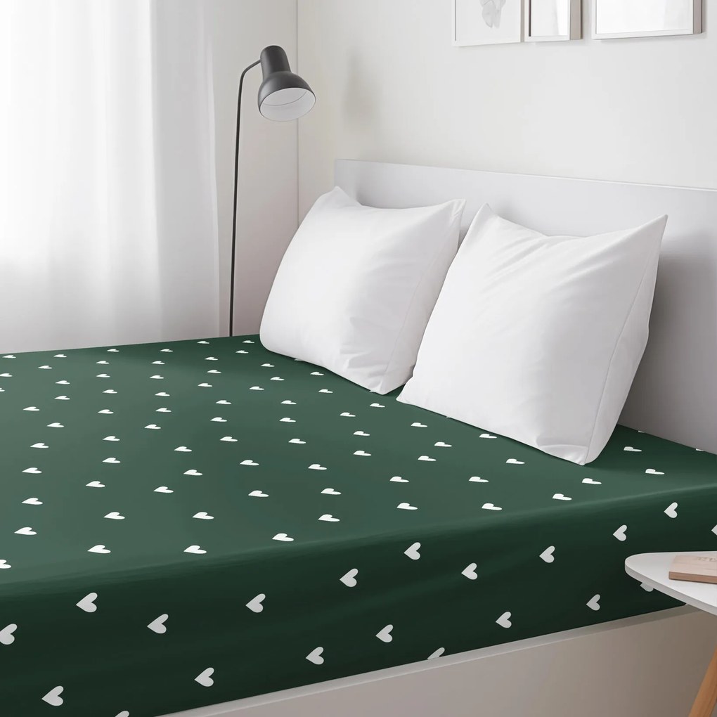 Goldea karácsonyi pamut körgumis lepedő - szívecskék, sötétzöld alapon 80 x 200 cm