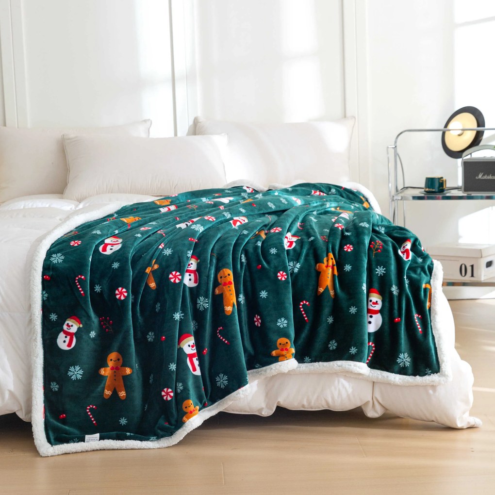 SNOWMAN AND GINGERBREAD karácsonyi sötétzöld mikroplüss báránytakaró Méret: 200 x 220 cm