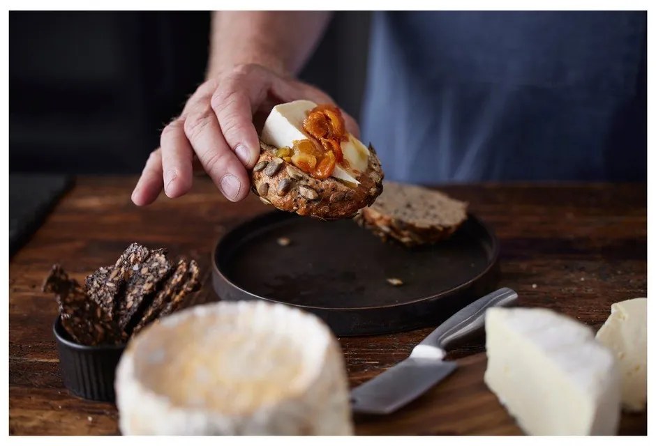 Fa vágódeszka tartozékokkal szeleteléshez 22x38 cm – Holm