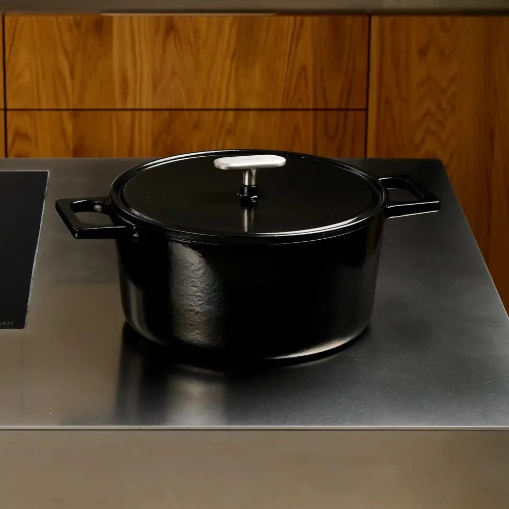 Indukciós tűzhelyhez alkalmas öntöttvas lábas fedővel 5,5 l Mattia 3.0 – FABINI