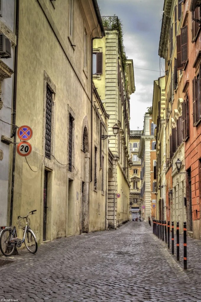 Poszter 20x30cm Keskeny utca régi épületek között Rómában, Assaf Frank