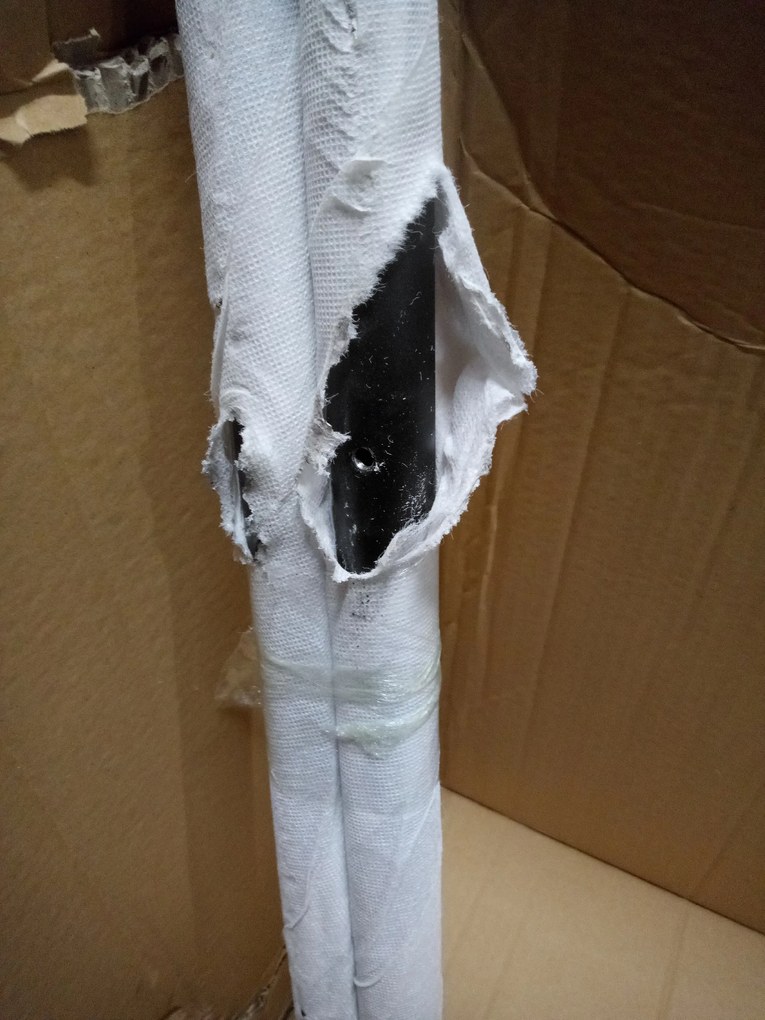 AKCIÓ sötétzöld bárszék NADO VELVET fekete lábakkal II. osztály