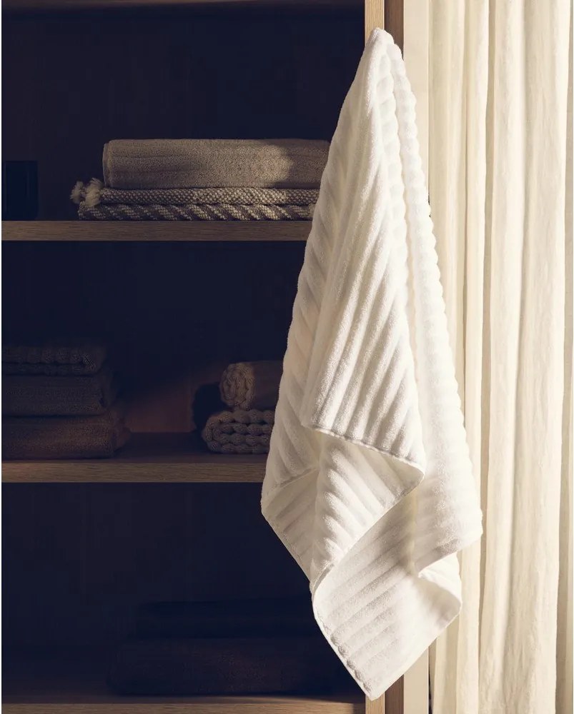 Fehér frottír pamut fürdőlepedő 70x140 cm Navira – Kave Home