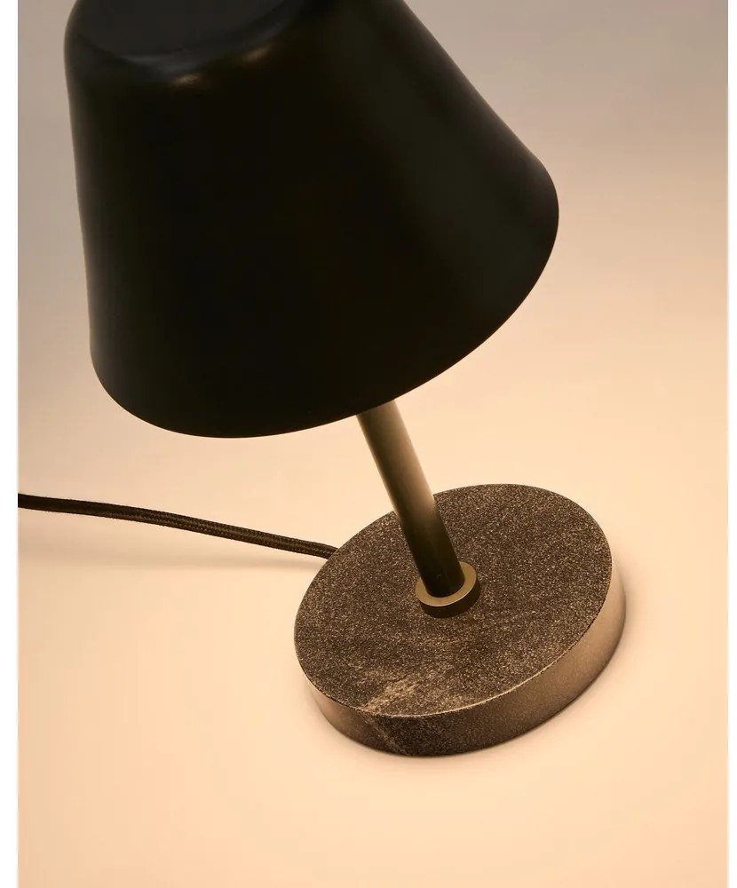 Sötétzöld-fekete márvány asztali lámpa fém búrával (magasság 32 cm) Calina – Kave Home