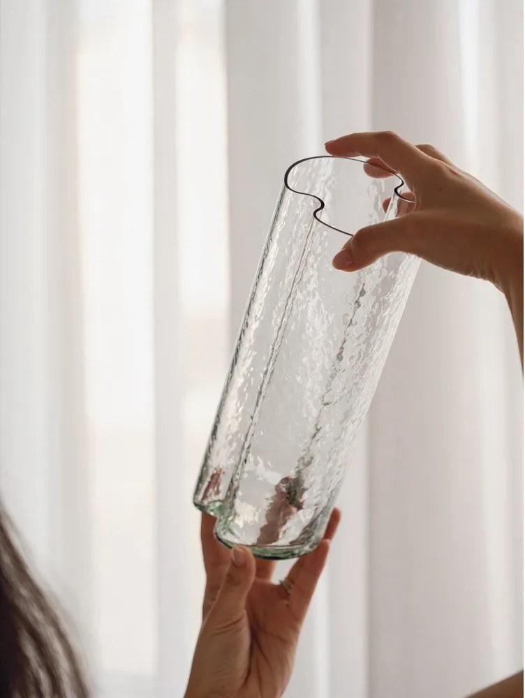 Üveg kézzel készített váza (magasság 24 cm) Tubu – noo.ma