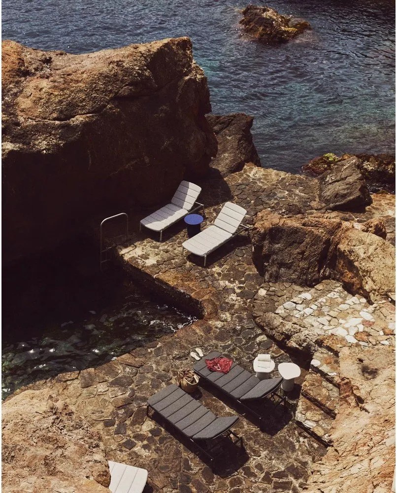 Fekete fém kerti napozóágy Marcona – Kave Home