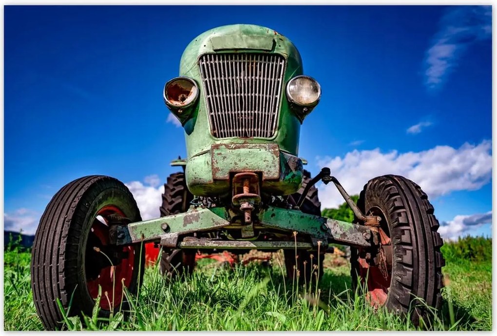 Poszterek 120x80 Régi traktor a tisztáson