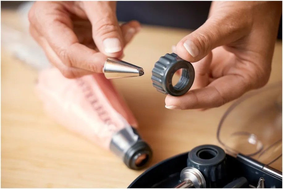 Cukrászati díszítő eszköz szett, tartozékok száma 24 db – Blomsterbergs