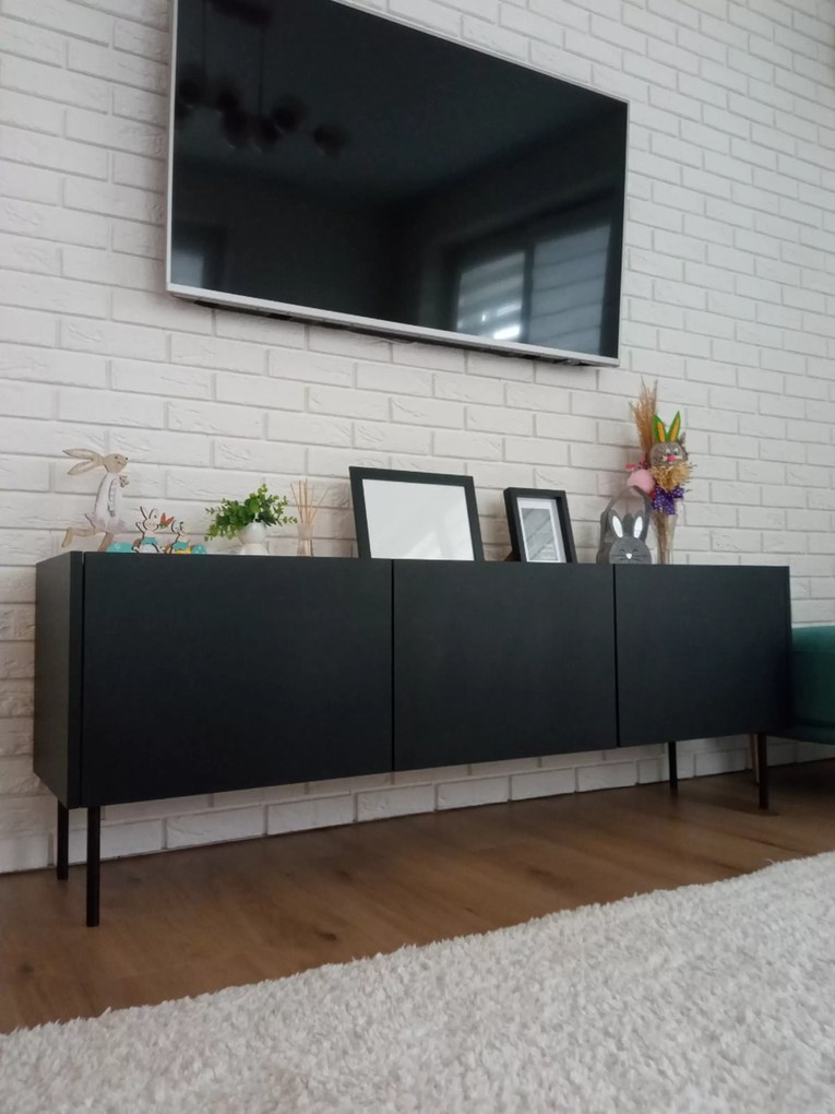 Desin TV-szekrény 170 cm fém lábakkal - fekete matt / nagano tölgy