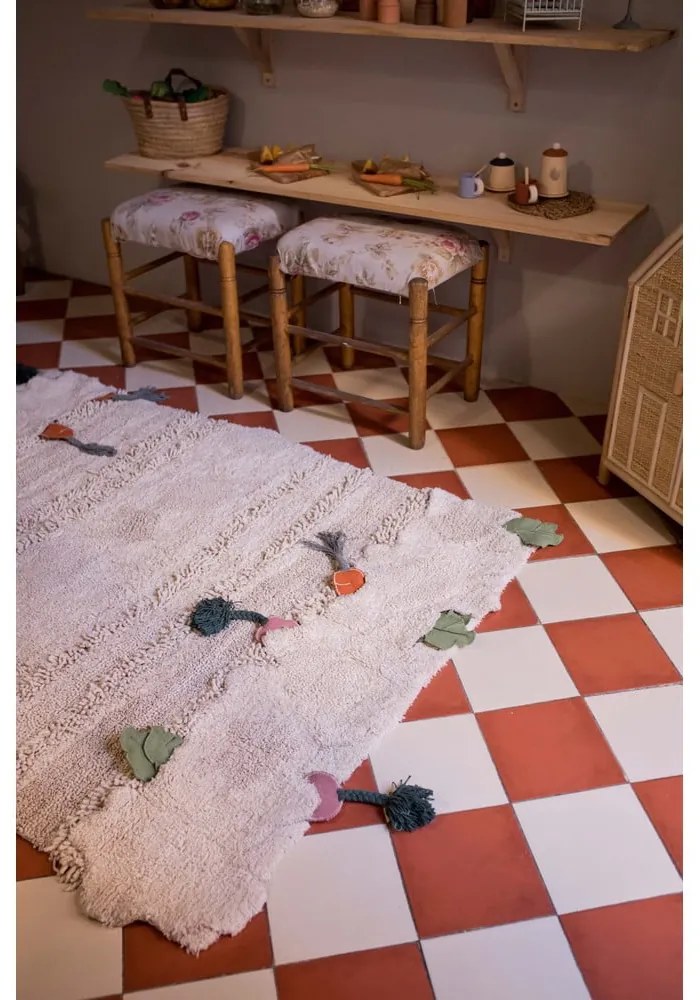 Krémszínű pamut gyerek játszószőnyeg 120x160 cm Veggie Garden – Lorena Canals