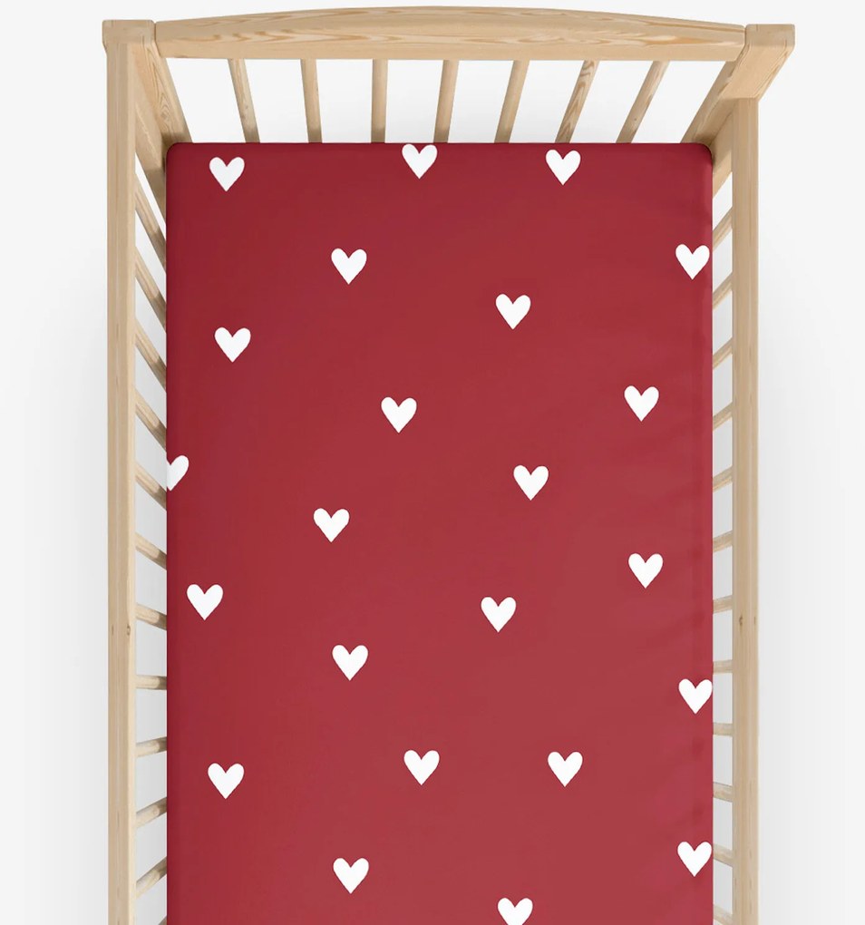 Goldea karácsonyi gyermek gumis pamut lepedő kiságyba - fehér szívecskék piros alapon 60 x 120 cm