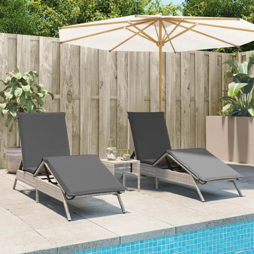 2 db világosszürke polyrattan napozóágy párnával