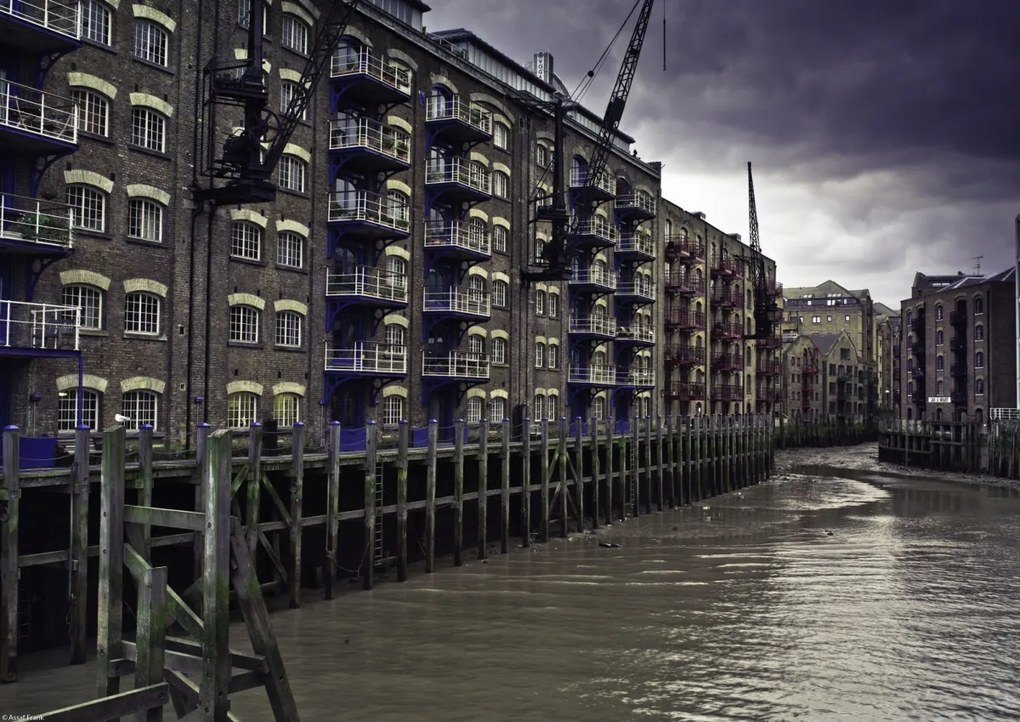 Poszter 42x29,7cm Járda az épület mellett a folyóban, Assaf Frank