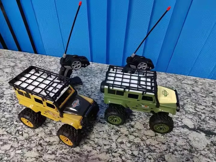Négy csatornás világítós Távirányítós Land Rover Defender Mászó Autó (akkut tartalmaz)