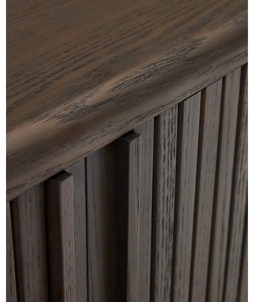 Sötétbarna alacsony komód tolóajtóval, kőrisfa dekorral 180x75 cm Mailen – Kave Home