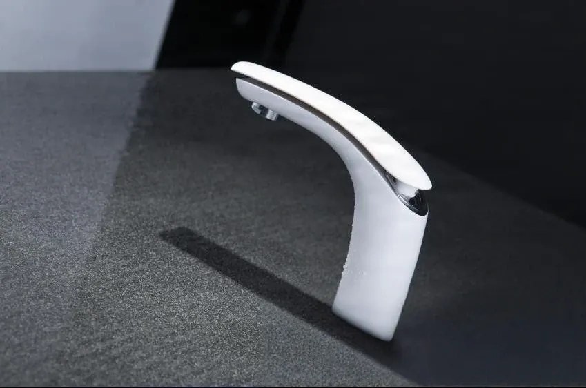 Álló fürdőszobai csaptelep EYN KAB6116 LED-világítással, fehér és fekete-fehér kivitelben — 15 cm