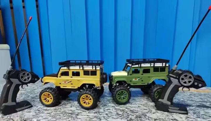 Négy csatornás világítós Távirányítós Land Rover Defender Mászó Autó (akkut tartalmaz)