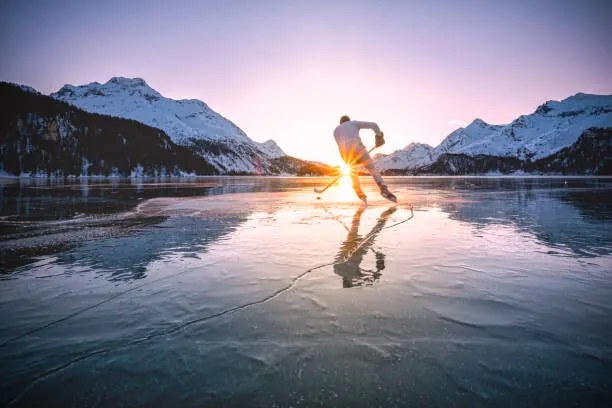 Fotográfia Ice hockey player skating on frozen, Roberto Moiola / Sysaworld