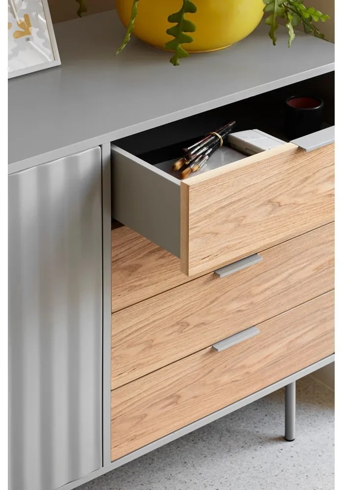 Szürke-natúr színű alacsony komód tölgyfa dekorral 108x80 cm Sierra – Teulat