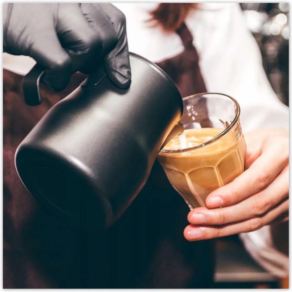 Poszterek 140x140 Barista kávé felszolgálás