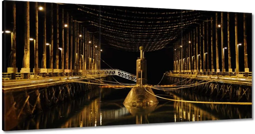 Képek 180x90 Vízalatti hajó az udvaron