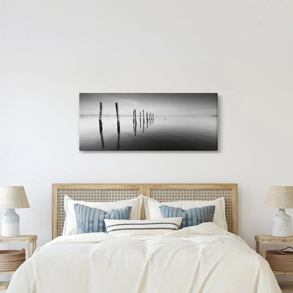 Egy fekete-fehér vízfelszín képe (120x50 cm)