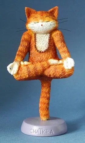 Parastone Figura 9 Lifes Chatkra Ginger jógi macska lótusz pózban