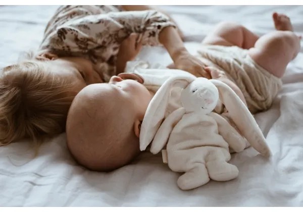 Moonie - Snuggle buddy dallammal és lámpával nyuszi krém