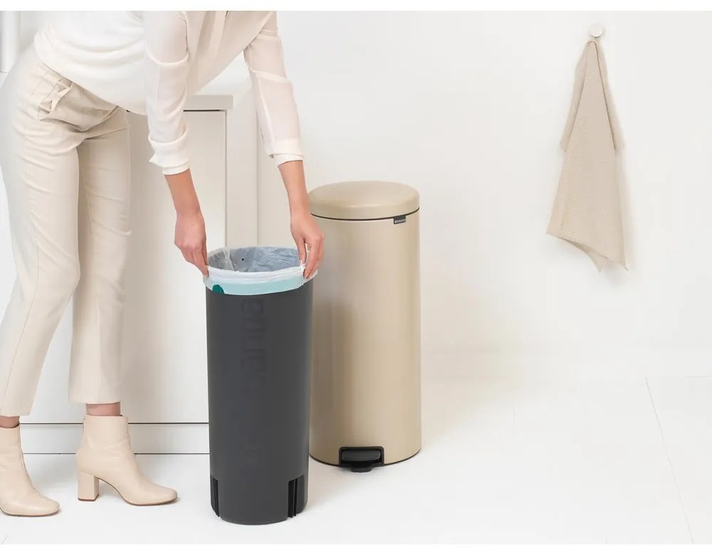 Bézs acél pedálos szemetes 30 l NewIcon – Brabantia
