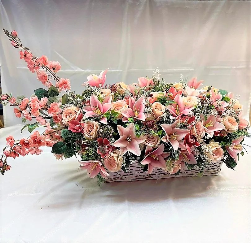 Virág kompozíció mesterséges virágok fonott kosár