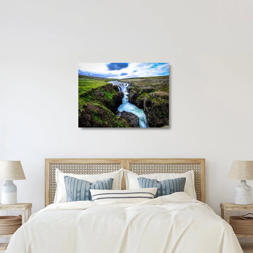 Egy kép a vízesésről a sziklák között (üvegen) (70x50 cm)