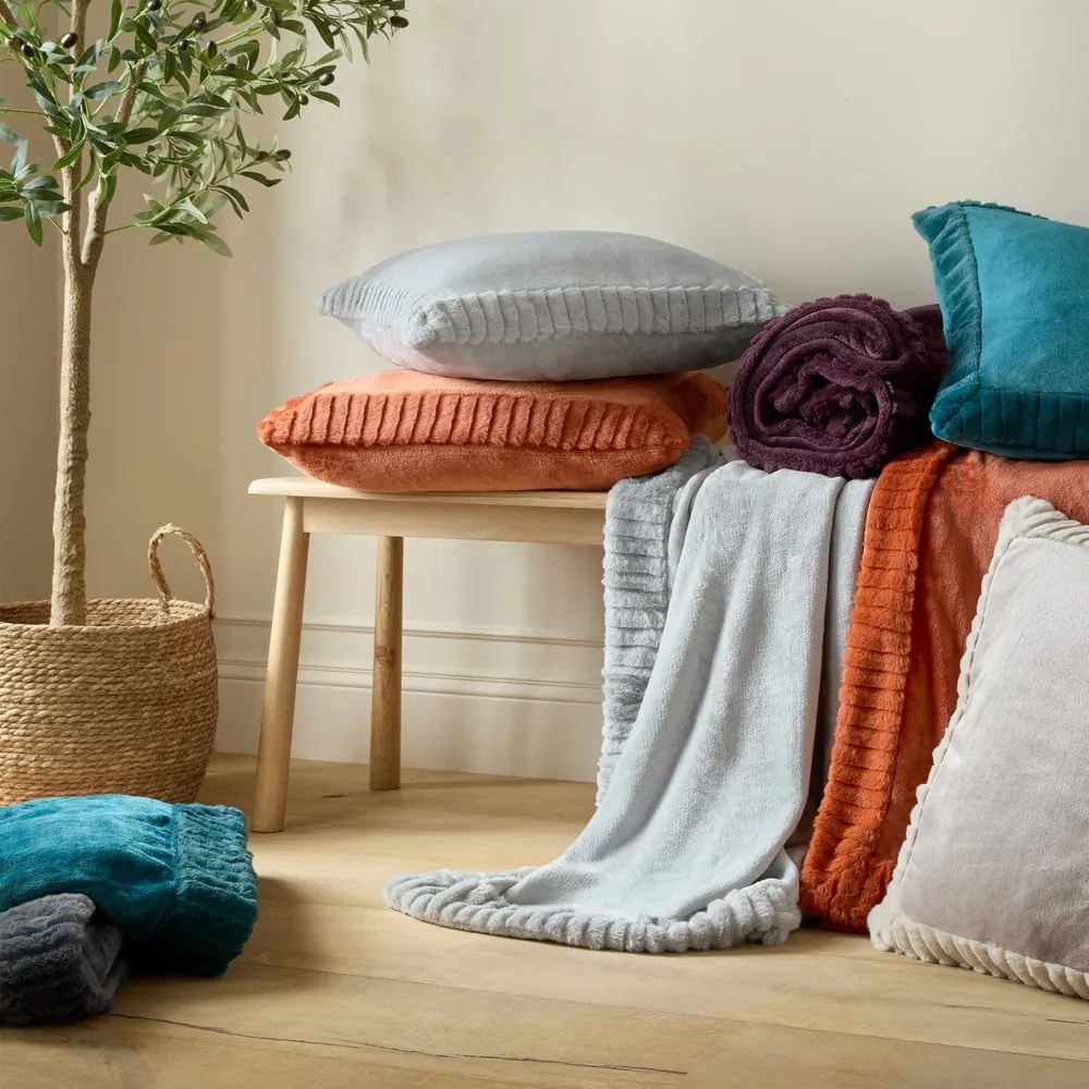 Mikroplüss díszpárna 55x55 cm Velvet and Faux Fur – Catherine Lansfield