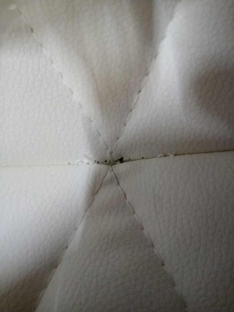 AKCIÓ Mango étkezőszék öko bőrből fekete lábakkal, fehér II. osztály