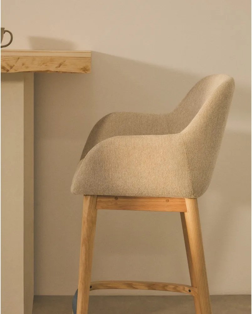 Bézs kárpitozott karfás bárszék (ülésmagasság 66 cm) Konna – Kave Home