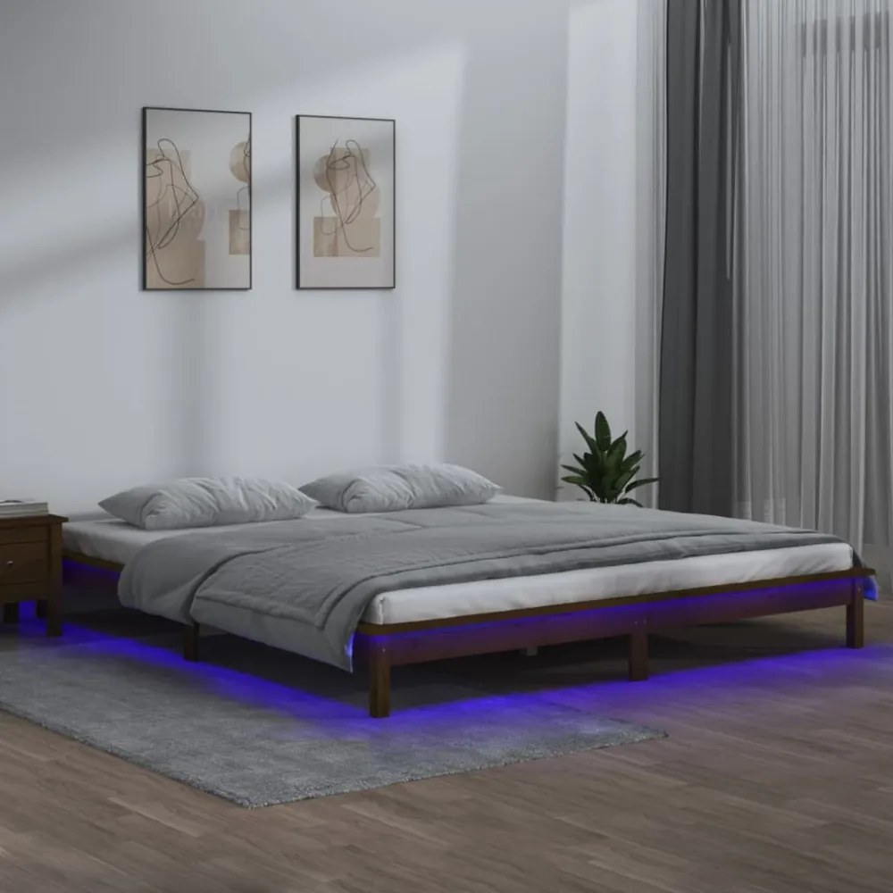 mézbarna tömör fa ágykeret LED-világítással 140 x 200 cm