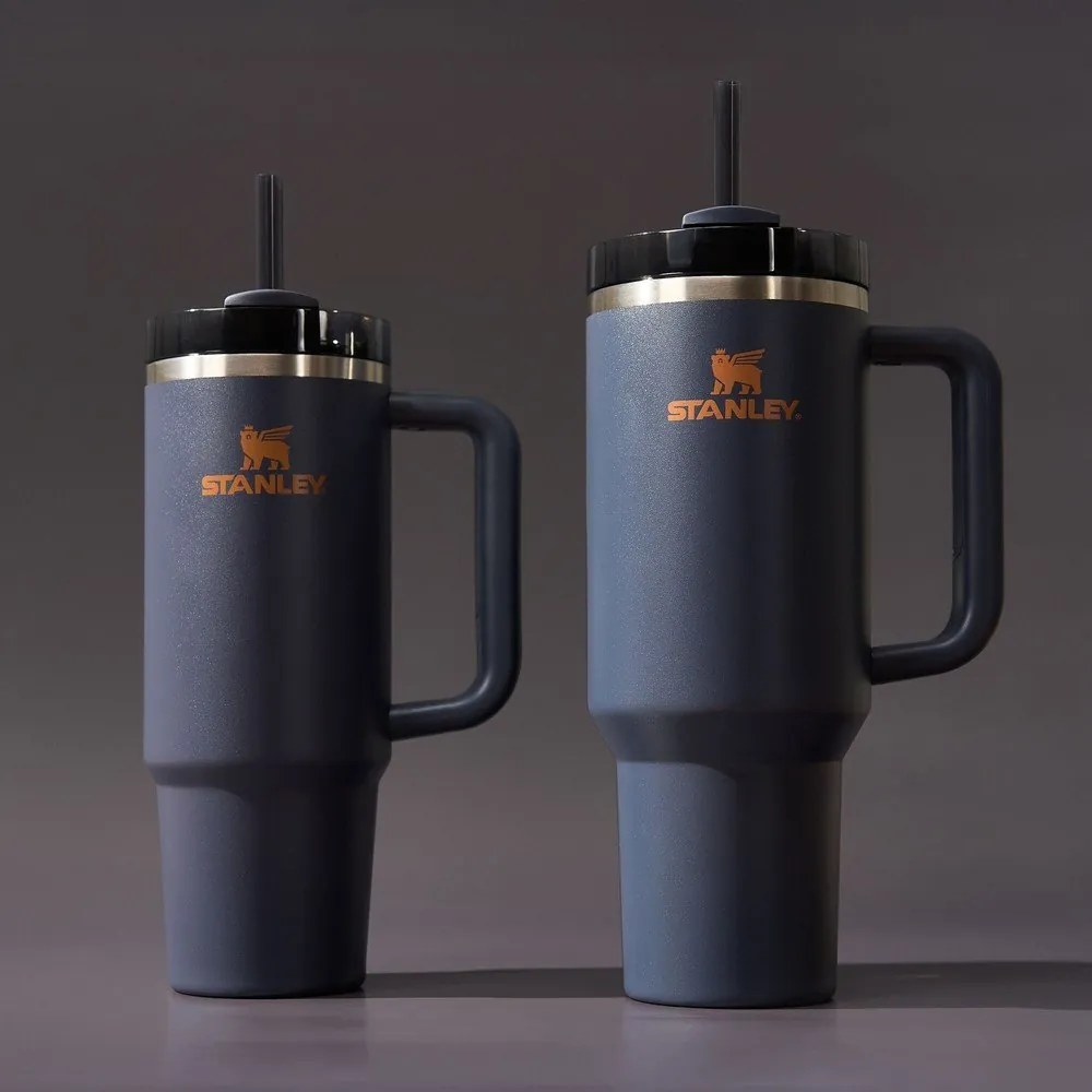 Sötétkék rozsdamentes acél termosz szívószállal 1,18 l Quencher H2.0 FlowState Tumbler Twilight – Stanley