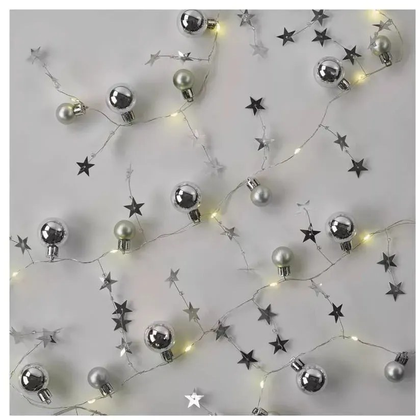 LED karácsonyi fényfüzér – ezüst gömb csillagokkal,1,9m, 2xAA, beltéri, meleg fehér, időz.