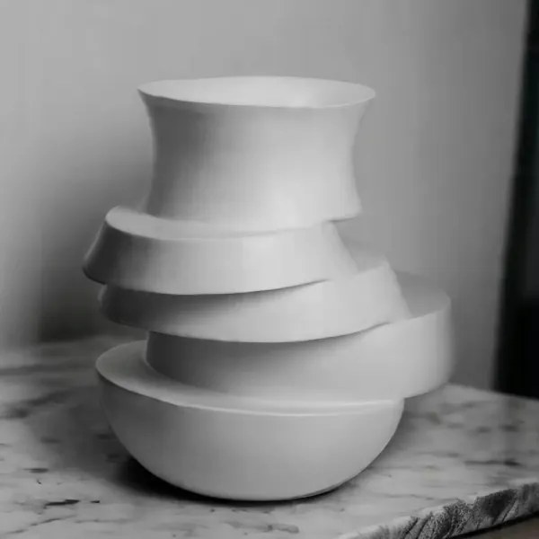 Váza 38x33x36 cm gyanta/fehér