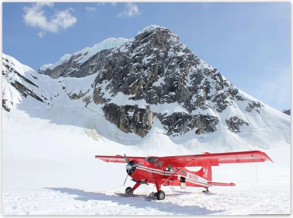 Poszterek 135x100 Piros repülőgép a hegyekben