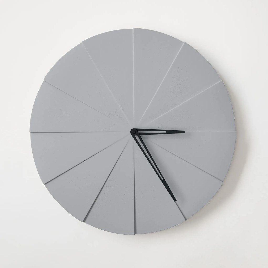 ODLITO Beton falióra Torta – szürke – 50 cm – fekete mutatók