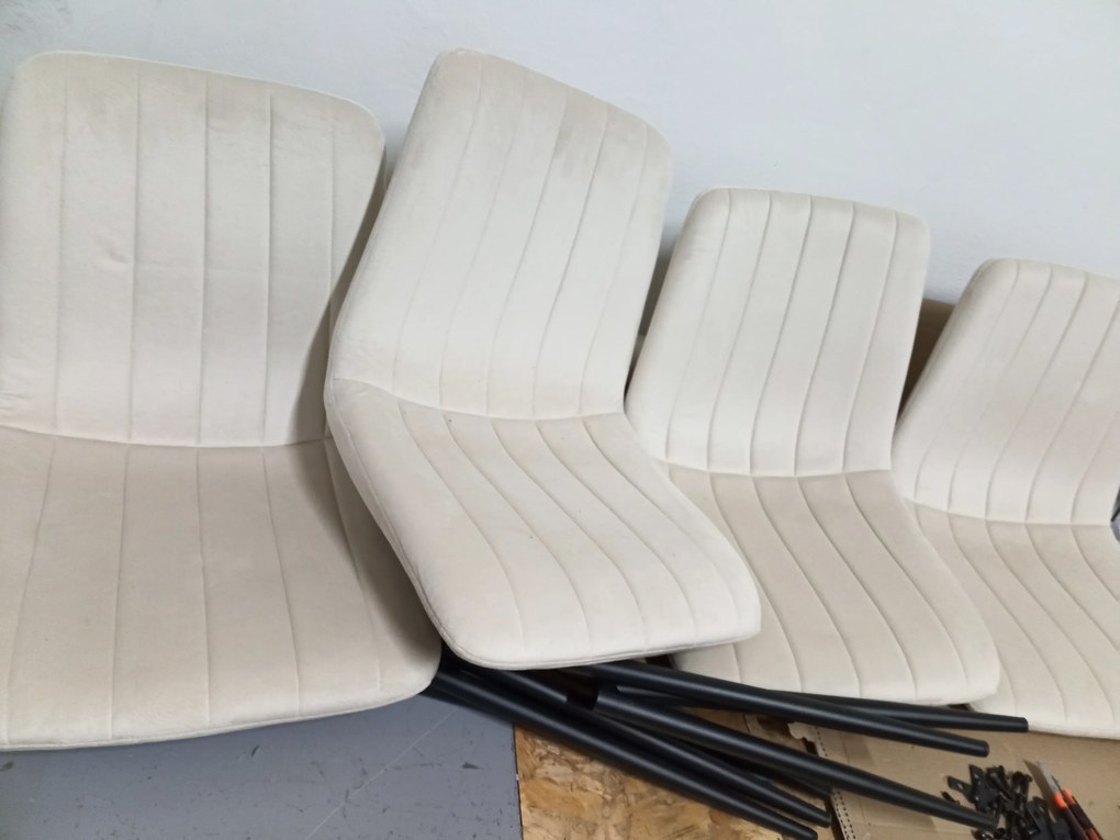 AKCIÓ Bézs bársonyos szék LAVA fekete lábakkal II. osztály