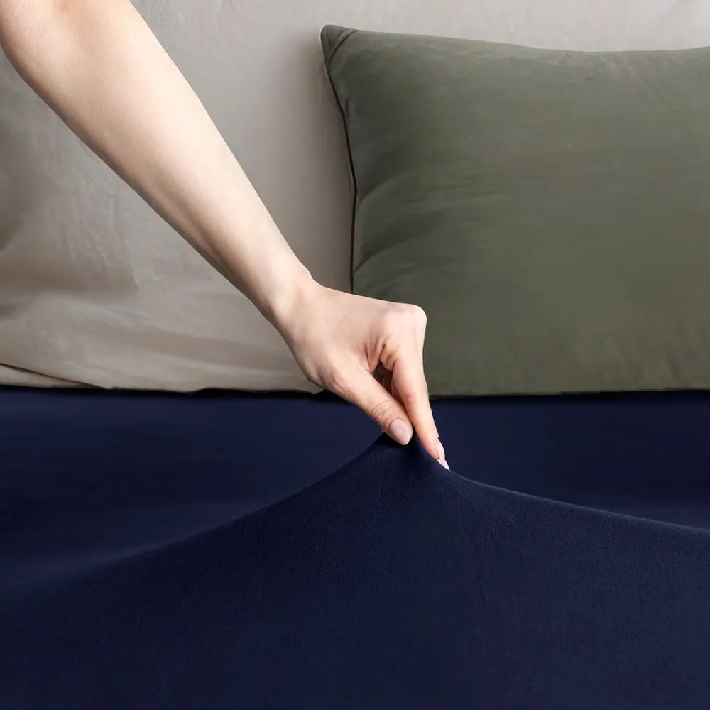 Sötétkék gumis jersey lepedő 220x200 cm Amber – Restilo