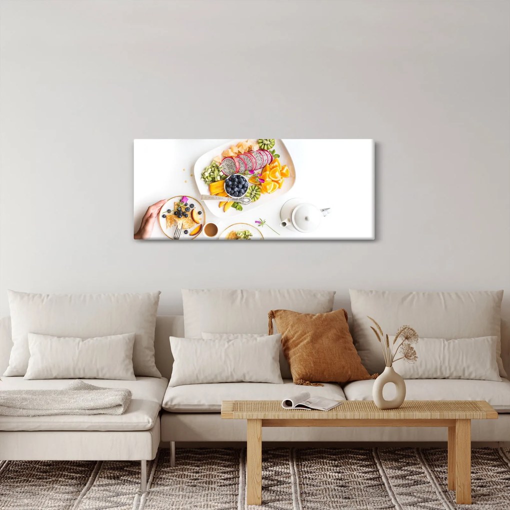 Tányérok gyümölcsökkel az asztalon képe (120x50 cm)